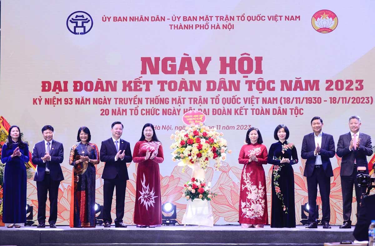 Các lãnh đạo Thành phố tặng hoa chúc mừng Ủy ban Mặt trận Tổ quốc Việt Nam Thành phố Hà Nội. Ảnh: Phạm Đông