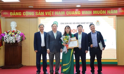 Trao thưởng tại Thi thiết kế bài giảng trực tuyến chào mừng ngày Nhà giáo Việt Nam. Ảnh: CĐCS