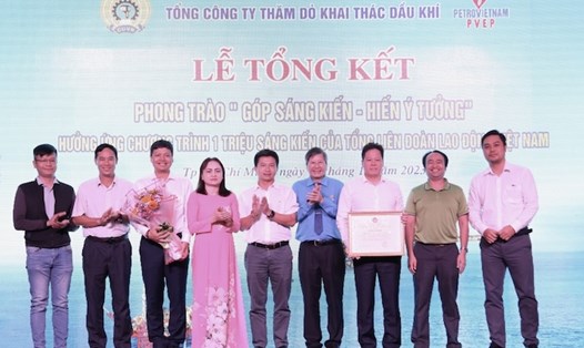 Phó Chủ tịch Thường trực Tổng Liên đoàn Lao động Việt Nam Trần Thanh Hải (thứ tư từ phải sang) trao khen thưởng tại tổng kết Chương trình 1 triệu sáng kiến tại PVEP. Ảnh: CĐCS
