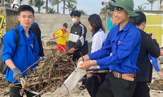 Thanh niên Đà Nẵng dọn rác bãi biển sau đợt mưa lớn. Ảnh: Nguyên Thi