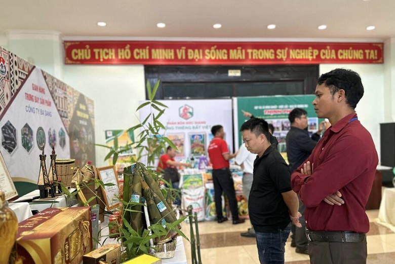 Các đại biểu đến tham dự diễn đàn tham quan một gian hàng trưng bày sản phẩm nông nghiệp của tỉnh Đắk Nông. Ảnh: Phan Tuấn