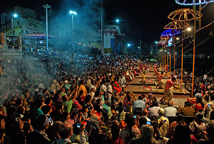 Lễ hội đêm bên bờ sông Hằng (Ấn Độ).  