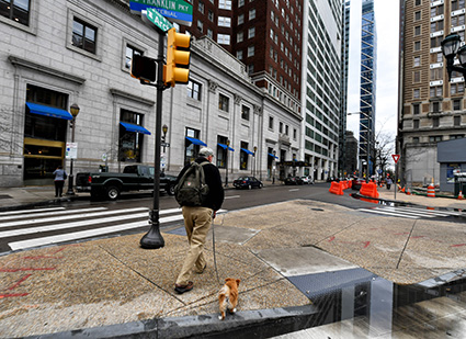 Người đàn ông và con chó trên đường phố Philadelphia (Mỹ).  