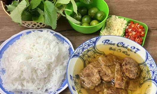 Món bún chả của chị Tuyến được thay đổi để có hương vị riêng, không đâu có được. Ảnh: Nhật Minh