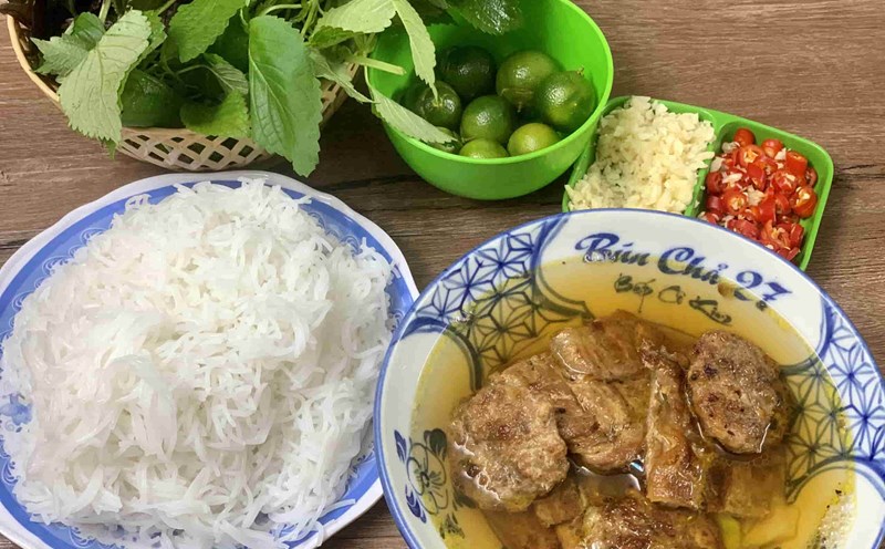 Món bún chả của chị Tuyến được thay đổi để có hương vị riêng, không đâu có được. Ảnh: Nhật Minh