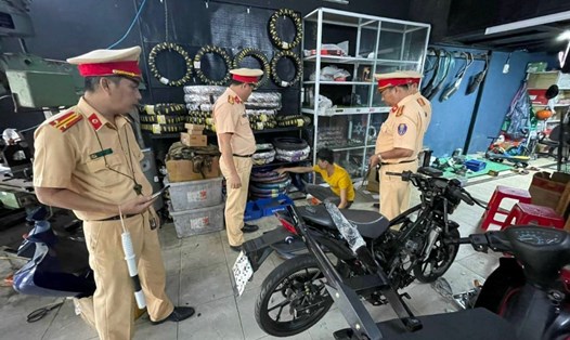 Công an TP Đà Nẵng kiểm tra các cơ sở độ chế xe máy. Ảnh: Công an cung cấp