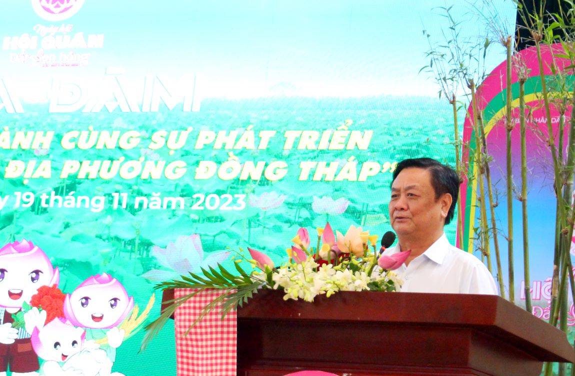 Ông Lê Minh Hoan- Ủy viên Trung ương Đảng, Bộ trưởng Bộ NNPTNT phát biểu tại buổi tọa đàm. Ảnh: Lục Tùng