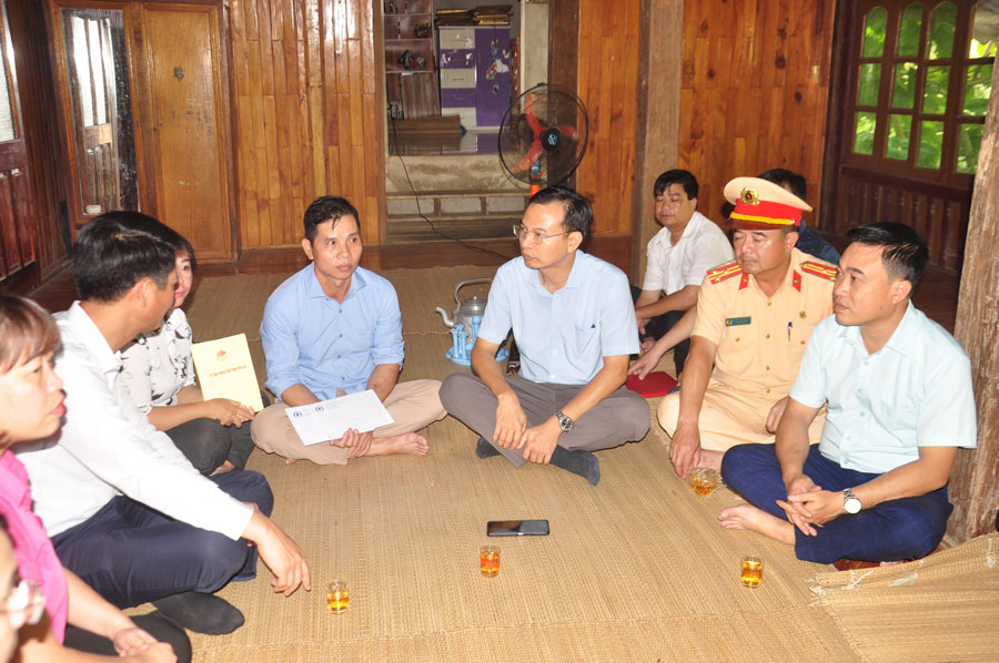 Đoàn công tác Ủy ban ATGT Quốc gia và UBND tỉnh Yên Bái đến thăm hỏi gia đình có 2 con tử vong do tai nạn giao thông. Ảnh: B.N