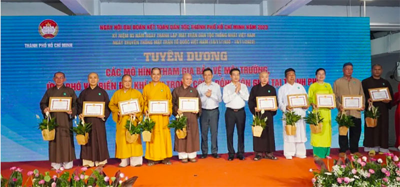 Nhiều cơ sở tôn giáo đã tích cực tham gia bảo vệ môi trường. Ảnh: Phạm Đông