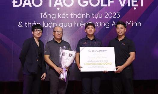Golfer Nguyễn Anh Minh nhận học bổng 1,6 tỉ đồng. Ảnh: HV Golf