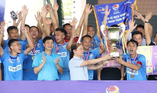 Ban tổ chức trao  Cúp vô địch bóng đá Công nhân toàn quốc 2023 cho Công đoàn Hải Phòng. Ảnh: Đình Trọng