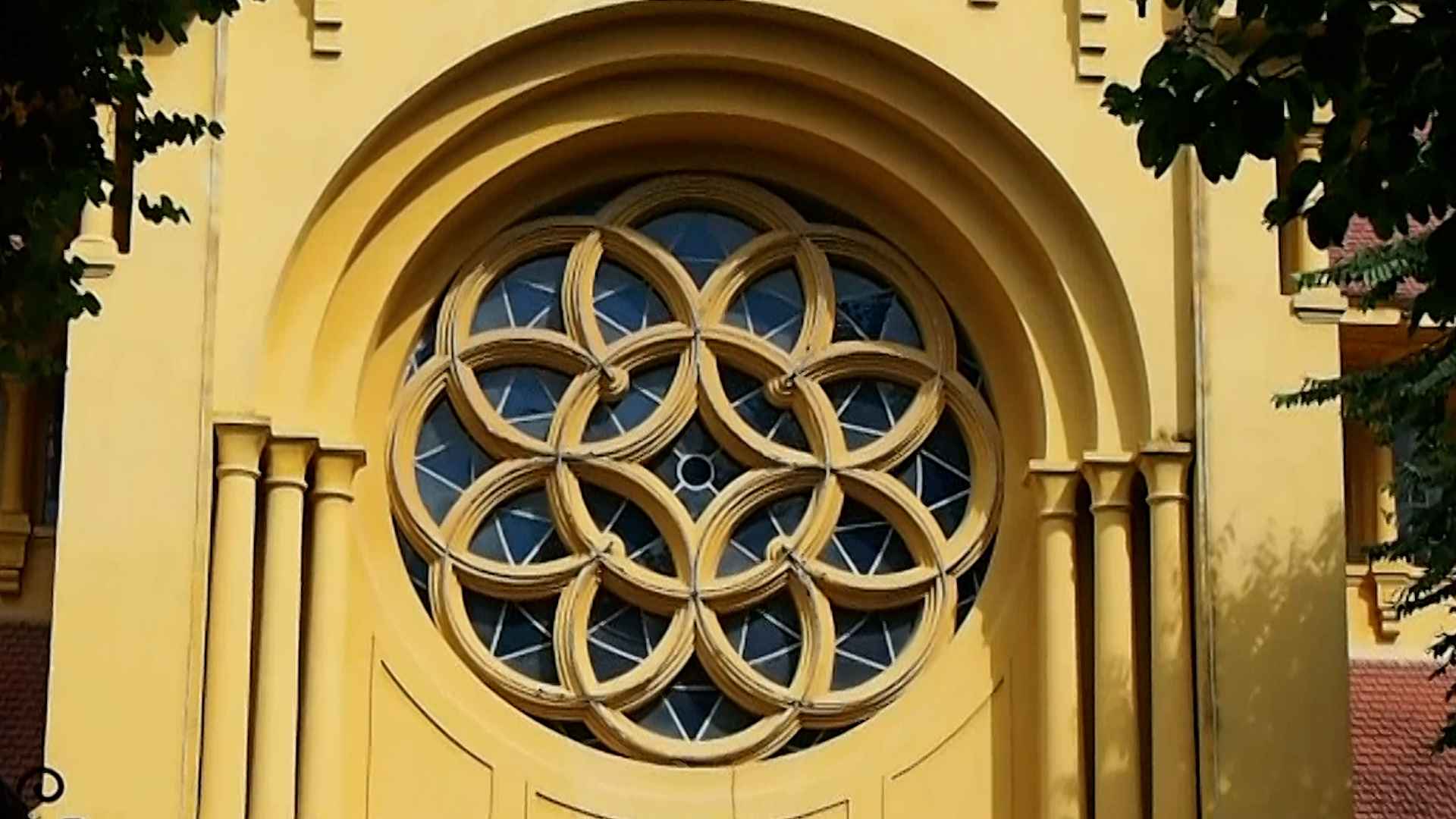 Cửa sổ hoa hồng, mảng lấy ánh sáng vào bên trong nhà thờ. Đây là một trong hai công trinh do kiến trúc sư Ernest Hébrard thiết kế duy nhất tại Hà Nội theo kiến trúc Đông Dương.