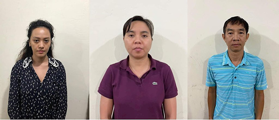 Các bị can Trương Huệ Vân, Nguyễn Phương Hồng và Hồ Bửu Phương (từ trái qua) trong đó, Vân và Phương là người gúp sức cho bà chủ Vạn Thịnh Phát chiếm đoạt tiền của SCB. Ảnh: Bộ Công an