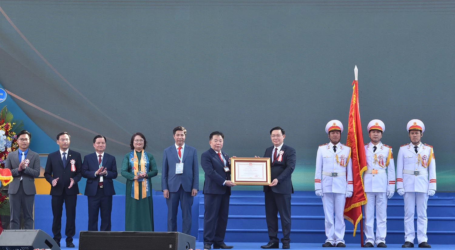 Chủ tịch Quốc hội Vương Đình Huệ trao Huân chương Lao động hạng Nhất lần thứ 3 cho Học viện Tài chính. Ảnh: Lâm Hiển