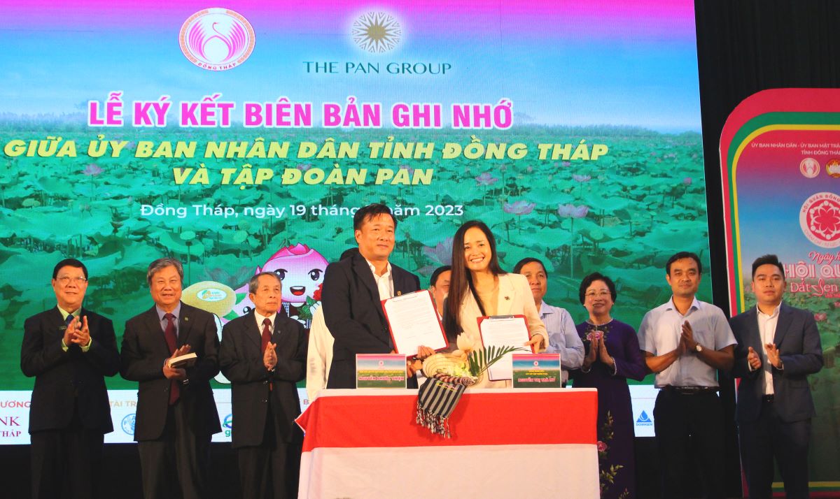 Thực hiện ký biên bản ghi nhớ đề án “Nâng cao thu nhập người trồng lúa” giữa UBND tỉnh Đồng Tháp và Công ty Cổ phần Tập đoàn PAN. Ảnh: Lục Tùng