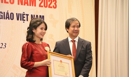 Bộ trưởng Nguyễn Kim Sơn trao bằng khen cho giáo viên  tại Lễ tuyên dương Nhà giáo tiêu biểu năm 2023. Ảnh: Thế Đại