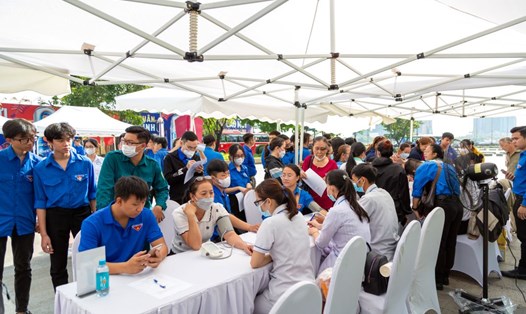 Rất đông người dân, y bác sĩ có mặt tại phố đi bộ Nguyễn Huệ để tham gia "Ngày hội sức khỏe". Ảnh: Mỹ Lệ