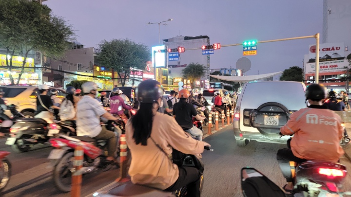 Một tuyến đường tại Cần Thơ thường xuyên bị kẹt xe vào giờ cao điểm. Ảnh: Phong Linh.