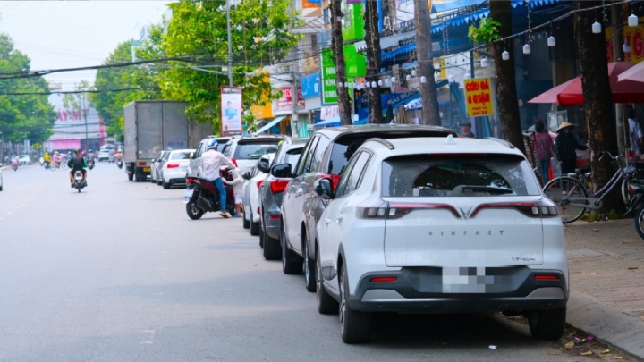 Cần Thơ tiếp tục rà soát các tuyến đường được dừng, đỗ xe để quản lý trật tự đô thị, trật tự giao thông. Ảnh: Phong Linh.