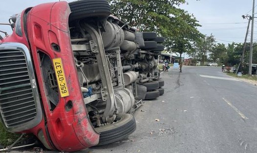 Tại Vĩnh Long, một xe đầu kéo kéo theo sơmi rơ moóc vừa xảy ra tai nạn trên đường tỉnh lộ 902 đoạn thuộc xã Mỹ An, huyện Mang Thít. Ảnh: Công an cung cấp. 

