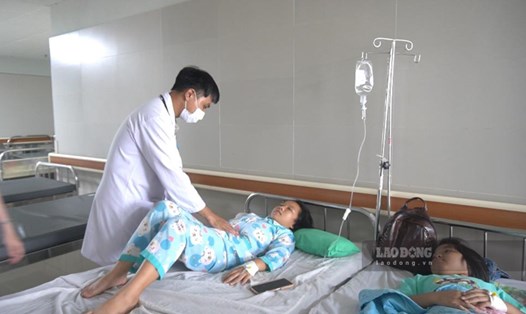 Sau bữa ăn ở trường thì các em học sinh bị đau bụng, nôn ói và đến nhập viện ở Bệnh viện Sản nhi Kiên Giang. Ảnh: Nguyên Anh