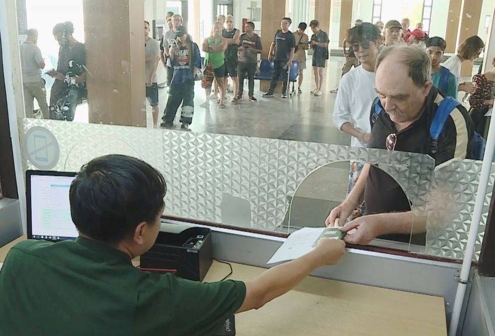 Làm thủ tục xuất nhập cảnh tại Cửa khẩu quốc tế Lao Bảo. Ảnh: T.Nhất.