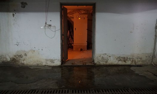 Nước lênh láng trước cửa ra vào phòng kỹ thuật dưới tầng hầm chung cư tái định cư thành phố Giao Lưu. Ảnh: Tùng Giang