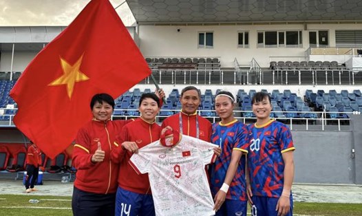 Các cầu thủ Tuyển nữ Việt Nam tặng quà tri ân Huấn luyện viên Mai Đức Chung. Ảnh: FBNV