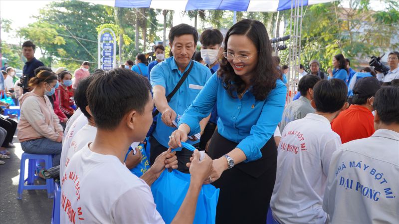 Nhìn từ nỗi sợ Tết của người lao động để nỗ lực chăm lo