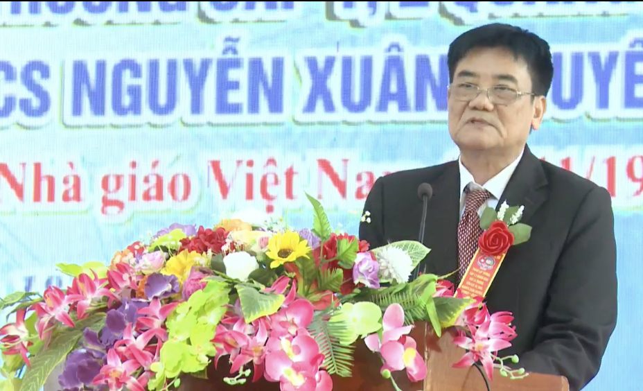 Ông Chu Văn Hùng - Hiệu trưởng Trường tiểu học và THCS Nguyễn Xuân Nguyên. Ảnh: T.Vương