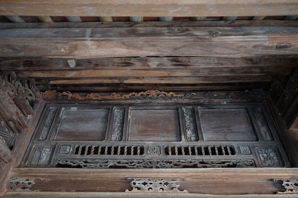 Những chi tết, hạng mục bằng gỗ được chạm khắc tinh xảo trên mái nhà. Ảnh: Quách Du