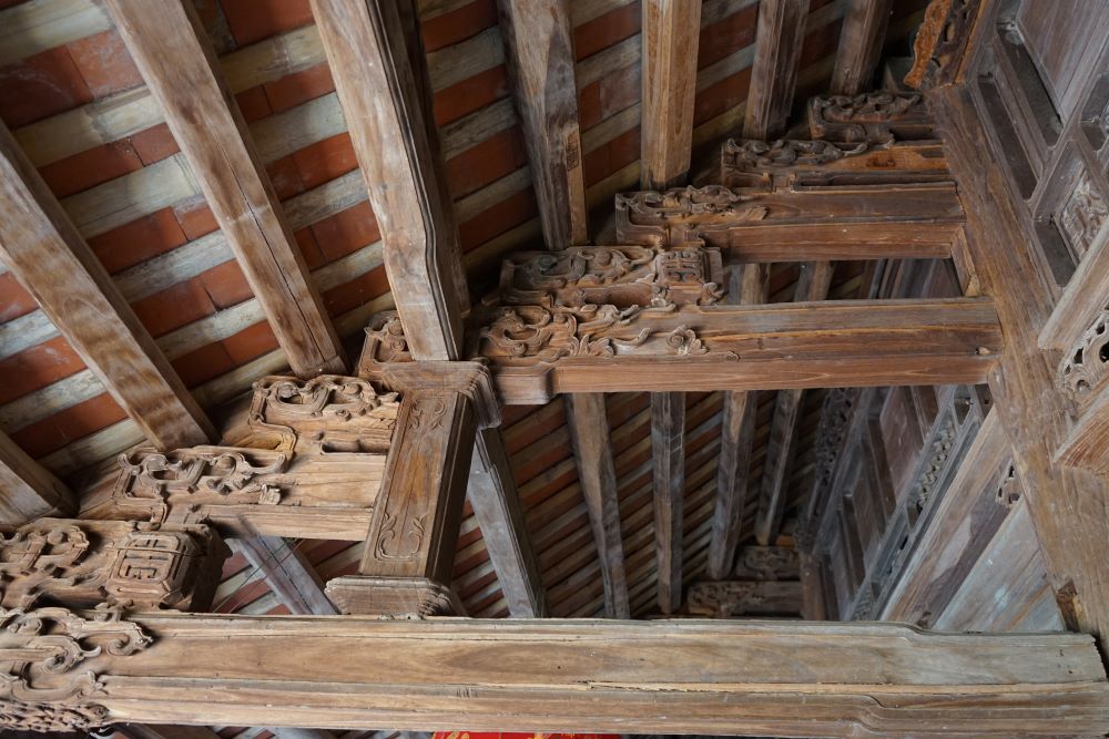 Nhà được làm chủ yếu bằng vật liệu là gỗ, gồm 7 gian, có chiều rộng 9,8m, dài 21,5m và cao 5m. Ảnh: Quách Du