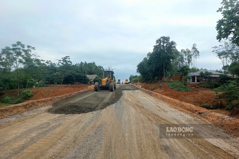 Các đơn vị thi công đang đẩy nhanh tiến độ hoàn thành dự án đường liên vùng. Ảnh: Tô Công.