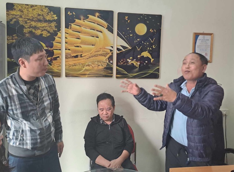 Ông Nguyễn Văn Đăng (ngoài cùng bên phải) - nhân viên Phòng Nghiệp vụ Công ty Cổ phần an ninh Thăng Long trả lời ông Hưng và người nhà. Ảnh: Minh Hạnh. 