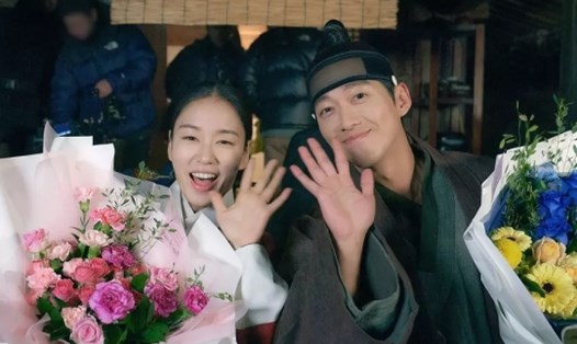 Nam Goong Min, Ahn Eun Jin cảm ơn khán giả đã yêu thích phim “Người yêu dấu”. Ảnh: Nhà sản xuất
