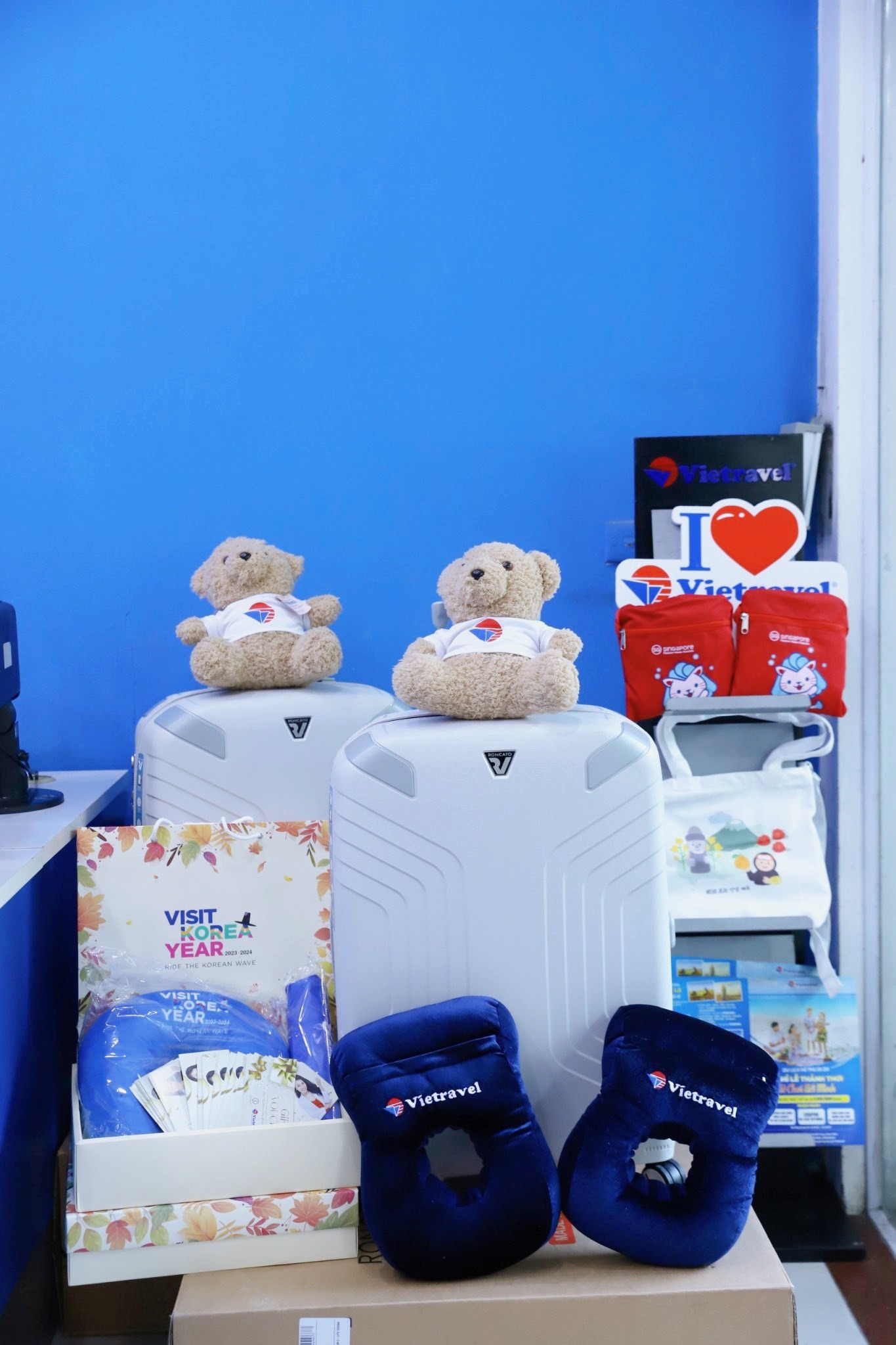 Cùng với đó, là các ưu đãi dành riêng cho kiều bào, nhà giáo, quân nhân; Ưu đãi tài chính từ BIDV, Techcombank, VNPay tới 1 triệu đồng/khách; Giảm giá khi đăng ký tour trên website; hay nhận nhiều phần quà có giá trị: Vali kéo, ô gập gọn, gối văn phòng, bình nước cá nhân…