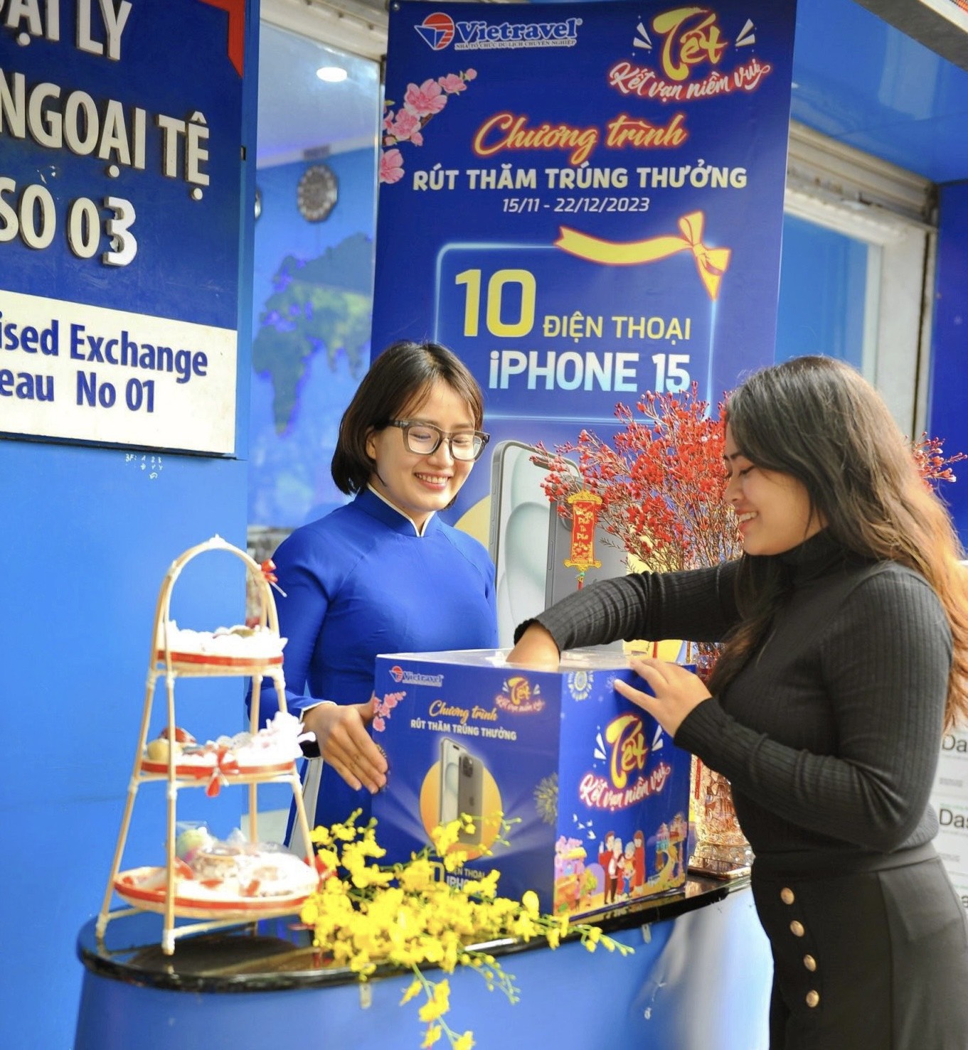 Đặc biệt, khuyến mại Xuân năm nay từ Vietravel còn có chương trình rút thăm trúng thưởng với quà tặng siêu khủng: iPhone 15 - thế hệ iPhone mới.