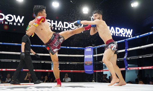 Trương Cao Minh Phát (trái) hạ knock-out võ sĩ Iran để lần đầu vô địch WBC Muay Thai thế giới. Ảnh: Thu Trang