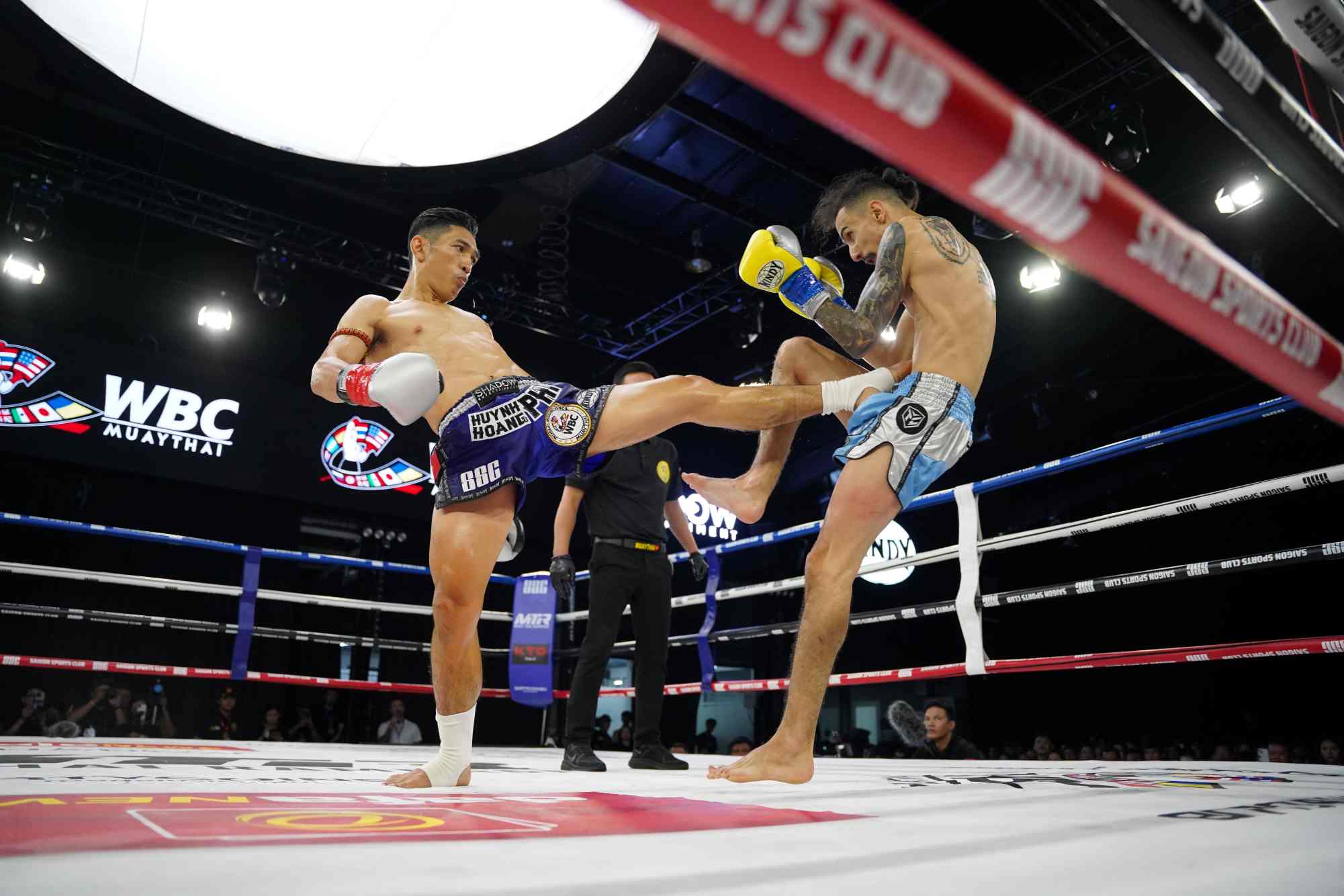 Huỳnh Hoàng Phi thắng ấn tượng võ sĩ Maroc để có được danh hiệu WBC Muay Thai quốc tế lần đầu tiên trong sự nghiệp. Ảnh: Thu Trang