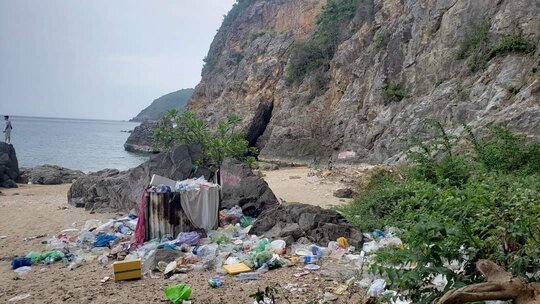Plastic waste is littered by tourists on Son Tra peninsula and tourist beaches in Da Nang. Photo: Tuan Bui