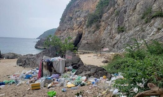Rác thải nhựa bị khách du lịch vứt tràn lan ra bán đảo Sơn Trà và các bãi biển du lịch tại Đà Nẵng. Ảnh: Tuấn Bùi
