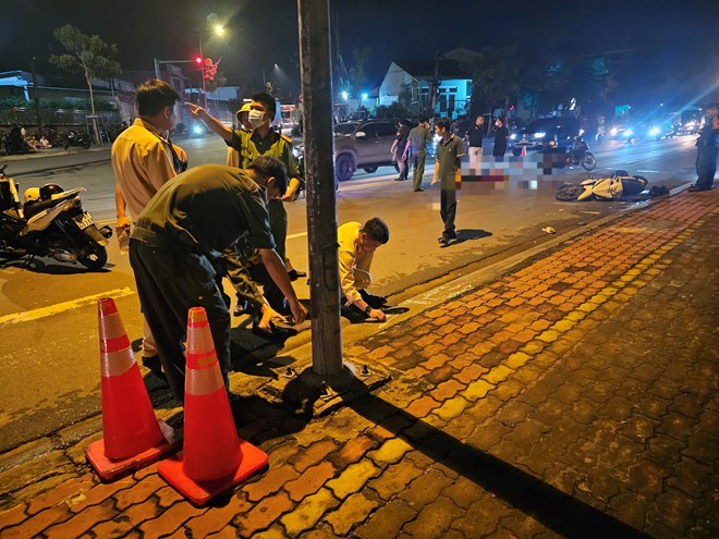 Làm rõ vụ xe máy tông cột đèn chiếu sáng, hai người thương vong