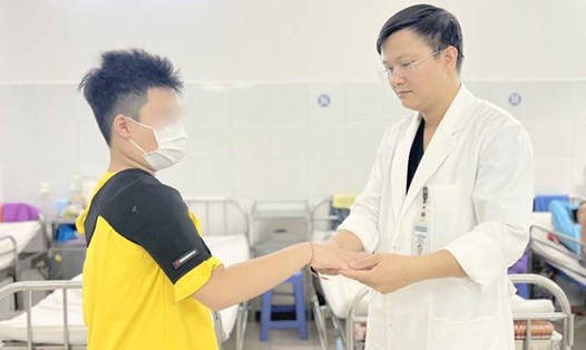 Bé trai 10 tuổi bị đột quỵ được cấp cứu, điều trị thành công. Ảnh: Bệnh viện Đà Nẵng