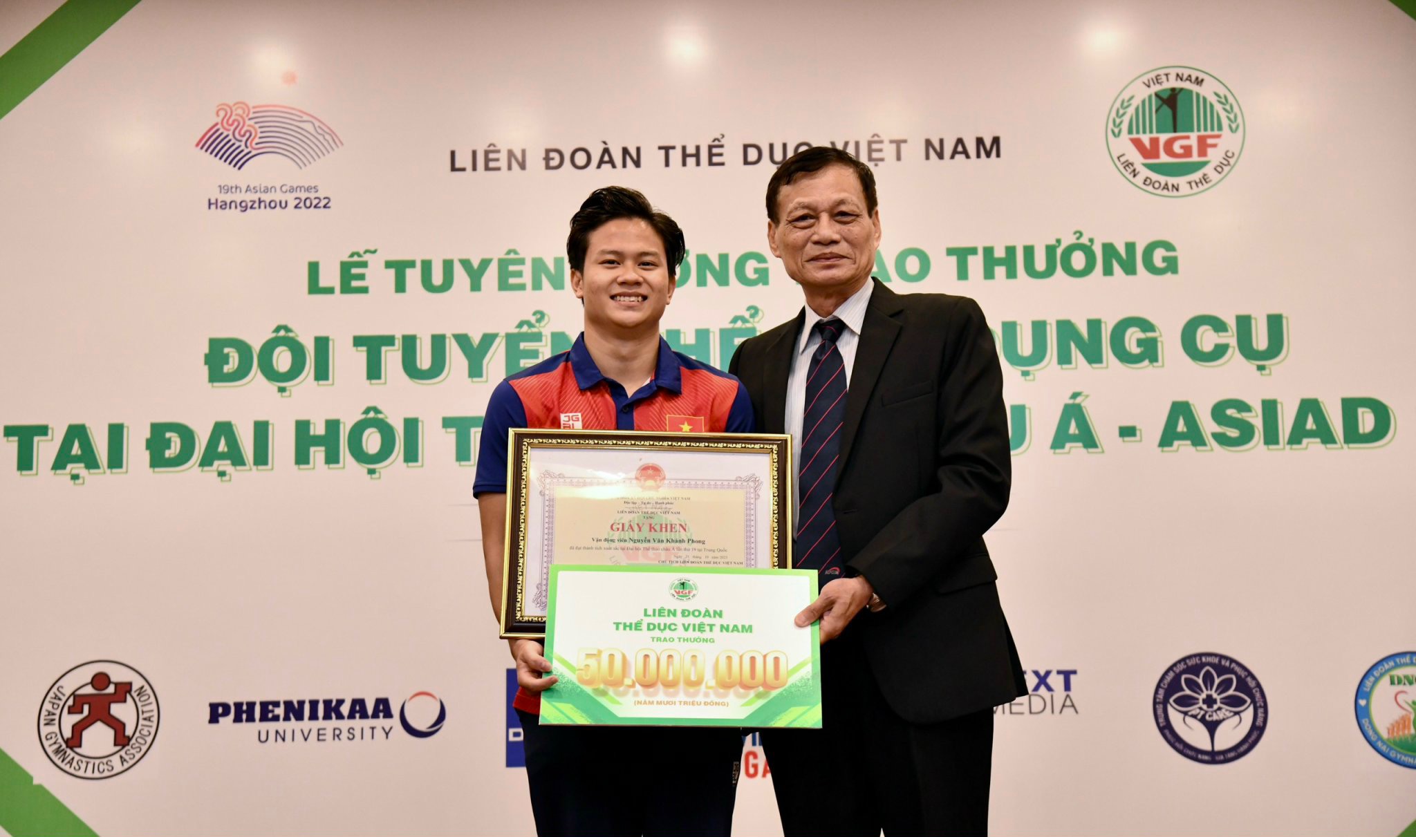 Vận động viên Nguyễn Văn Khánh Phong nhận thưởng sau tấm huy chương bạc ASIAD 19. Ảnh: Cục TDTT