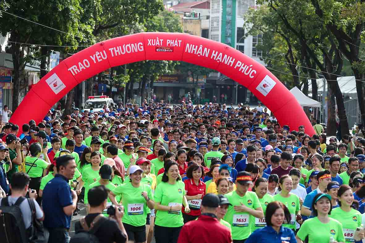 Hàng ngàn VĐV tham gia giải chạy Mottainai Run 2023, gây quỹ giúp đỡ các em nhỏ có hoàn cảnh khó khăn. Ảnh: Nam Nguyễn