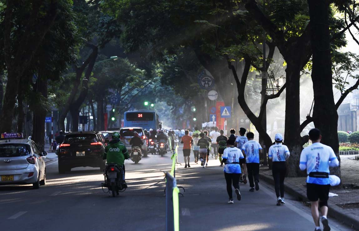 Một làn đường Phan Đình Phùng được căng dây phục vụ giải chạy. Ảnh minh họa: Huy Nguyễn
