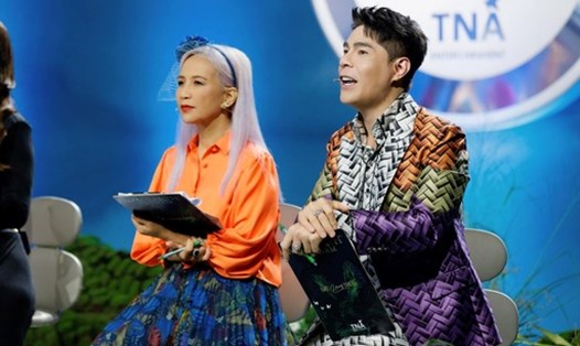 Đạo diễn Hưng Phúc (phải) làm show thời trang ở Hàn Quốc. Ảnh: NSCC.