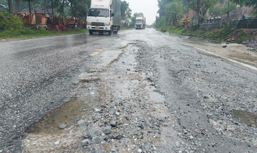 Quốc lộ 15 đoạn qua xã Hà Linh bị bong tróc mảng lớn sau mưa lũ. Ảnh: Trần Tuấn.