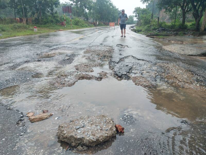 Quốc lộ 15 đoạn qua xã Hà Linh bong tróc nham nhở sau mưa lũ. Ảnh: Trần Tuấn.