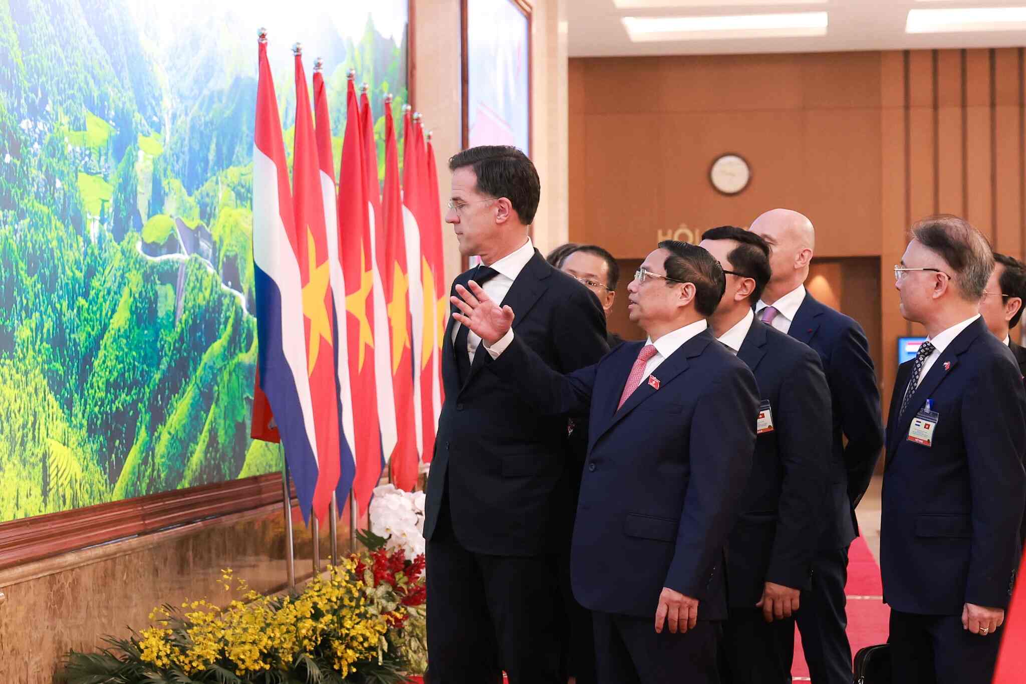Thủ tướng Phạm Minh Chính và Thủ tướng Hà Lan Mark Rutte cùng tham quan trưng bày ảnh về đất nước, con người và quan hệ tốt đẹp Việt Nam - Hà Lan trước khi hội đàm. Ảnh: Hải Nguyễn